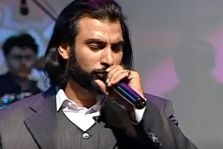 آواز معروفا؛ ناصر عبداللهی خدابیامرز فیس تو فیس زنش برای همسر گلش آهنگ خوند 