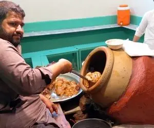 غذای خیابانی ؛ غذای معروف پاکستان که مخلوط آبگوشت و کله پاچه است و عاشق داره کرور کرور