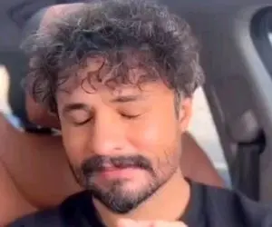 آواز احساسی؛ راغب تو ماشین سوپر لاکچریش با موی فرفری و افشون آهنگ تموم دنیا رو خوند