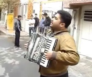 آواز خیابانی؛ ببینید این دوره گرد با ساز آکاردئون سنگ تراش آغاسی رو چه جذاب می خونه