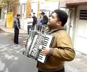 آواز خیابانی؛ ببینید این دوره گرد با ساز آکاردئون سنگ تراش آغاسی رو چه جذاب می خونه