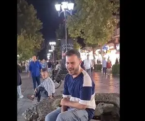 آواز خیابانی؛ ببینید این جوون خوش صدا آهنگ میشنوی صدای قلبم حبیب رو چه خفن میخونه!