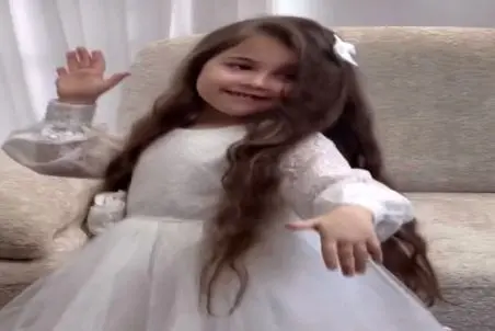 آواز شادانه؛ دختربچه به مناسبت روز پدر برا باباش میرقصه قند تو دلت آب میشه