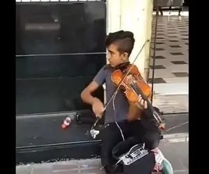 آواز خیابانی؛ بچه کار پنجه طلا رو ببینید که چه آهنگ شادی با غم تو چشماش میزنه!