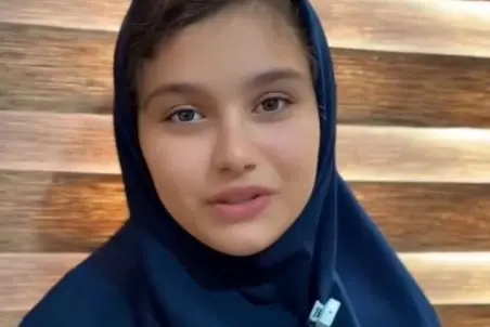 آواز اصیل؛ شعرخوانی دخترک دهه هشتادی با چهره دلنشین و صدایی همچون پر قو لطیف