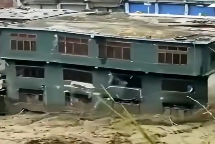 معماری طبیعت؛ سیل خونه ها رو جوری کول کرد برد که انگار از اول اصلا وجود نداشتن