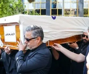 پلاکارد معناداری که در تشییع پیکر داریوش مهرجویی بالا گرفته شد!