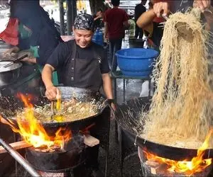غذای خیابانی؛ صبحانه جذاب کنار جاده ای با نودل و تخم مرغ که تو کاغذ لقمه پیچ میشه