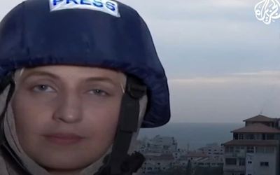 (ویدئو) وحشت خانم خبرنگار هنگام اصابت موشک به برج فلسطین