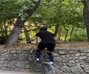 سکانس خندان؛ واکنش رفیق دوچرخه سوار به افتادنش روده برت میکنه