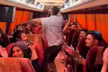 آواز شاد؛ لیدر تور به این میگن پاشد رقصید همه رو برد فضا انگار از نرم تنانه