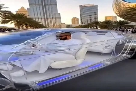 فناوری نوین؛ دُبی ماشین کریستالی ساخته مردم آمریکا  وایسادن نگاهش میکنن فکشون افتاده