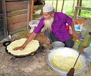 غذای خیابانی؛ پیرمرد ریش حنایی بنگلادشی یه نون روغنی جذاب میپزه که با ساطور خرد میشه