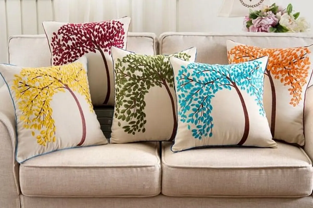 choosing-cushion-color-for-sofa-1