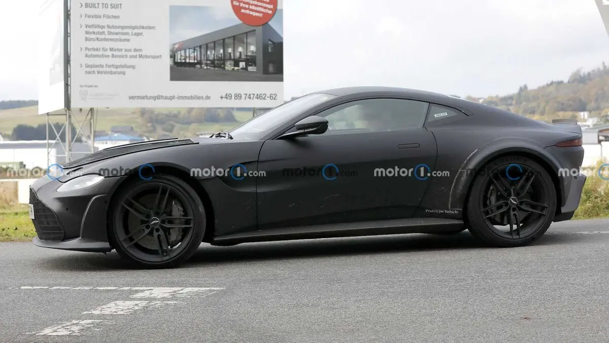 new-aston-martin-v12-vantage-rs-spy-shots (3)