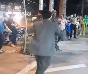آواز خیابانی؛ نوازنده ها داشتن آهنگشونو میزدن که این پسر رهگذر جو زده شد و پرید جلو