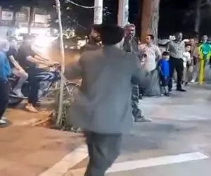 آواز خیابانی؛ نوازنده ها داشتن آهنگشونو میزدن که این پسر رهگذر جو زده شد و پرید جلو