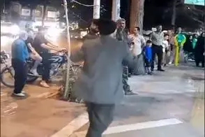 آواز خیابانی؛ نوازنده ها داشتن آهنگشونو میزدن که این پسر رهگذر جو زده شد و پرید جلو