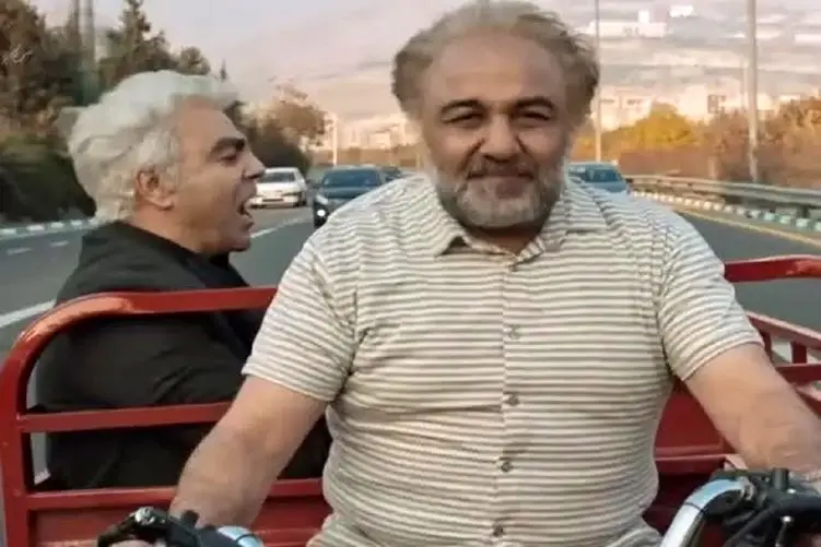 آواز شاد؛ آو آو صادق بوقی رضا عطاران رو آوورده وسط رقص رزمی میره
