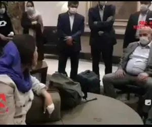 (عکس) مدل نشستن بی ادبانه عیسی کلانتری مقال خبرنگاران اتوبوس مرگ