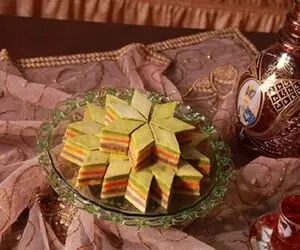 آشپزی حرفه ای؛ طرز تهیه باقلوای پرچمی همه چیز در مورد شربت و نحوه برش زدنش
