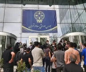 (تصاویر) تجمع سهامداران خشمگین مقابل سازمان بورس