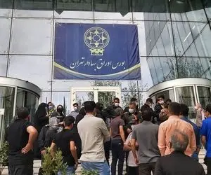 (تصاویر) تجمع سهامداران خشمگین مقابل سازمان بورس