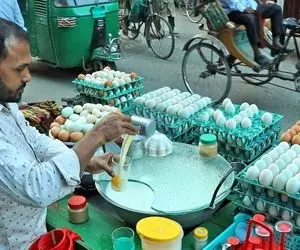 غذای خیابانی؛ توی بنگلادش با تخم مرغ و شیر داغ یه معجون میپزن که خودشون هلاکشن