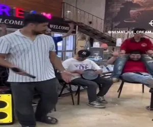 آواز شاد؛ پسره از وضع کساد کارش شاکیه راجبش  میخونه ولی جای این که دلت بسوزه میخندی