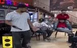 آواز شاد؛ پسره از وضع کساد کارش شاکیه راجبش میخونه ولی جای این که دلت بسوزه میخندی آواز شاد؛ پسره از وضع کساد کارش شاکیه راجبش میخونه ولی جای این که دلت بسوزه میخندی