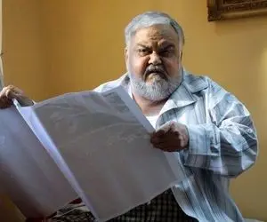 تصویری تازه از اکبر عبدی در کنار نوه و همسرش