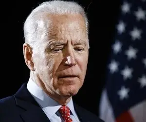 تلاش پرحاشیه بایدن برای سوار شدن به هواپیما