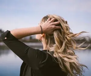 7 ترفند باورنکردنی برای داشتن موهایی سالم تر و پرتر
