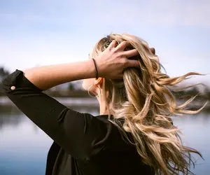 7 ترفند باورنکردنی برای داشتن موهایی سالم تر و پرتر