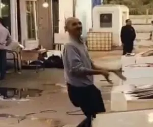 آواز شاد؛ این آقا از فشار کار وسط میدون رد داد پرید وسط برقصه، انگار یه پر تو هوا معلقه