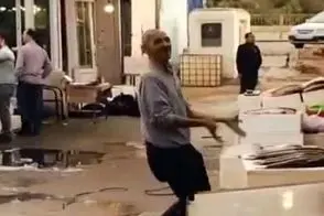 آواز شاد؛ آقاهه از فشار کار وسط میدون رد داد پرید وسط برقصه، انگار یه پر تو هوا معلقه
