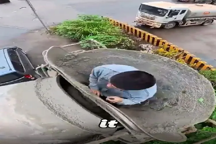 شغل عجیب؛ یه عده میرن داخل مخزن ماشین بتن سازو تمیز کنن برا درآمد دلاری توش وحشتناکه