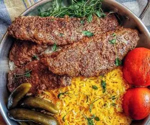 آموزش آشپزی؛ ترفندهای درست کردن کباب تابه ای جوری که آبدار باشه بوی زهم هم نده