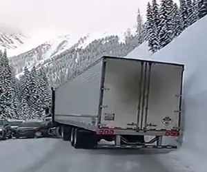 معماری طبیعت؛ راننده تریلی یه تنه گند زد به کل جاده و ماشینای دیگه