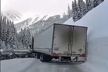معماری طبیعت؛ راننده تریلی یه تنه گند زد به کل جاده و ماشینای دیگه