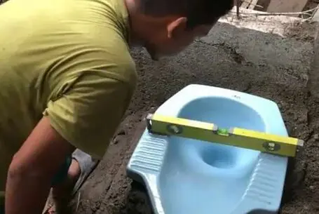 خلاقیت خنده دار استاد بنا با طراحی و ساخت توالت پلکانی حماسه آفرید / هنر نزد ایرانیان است و بس