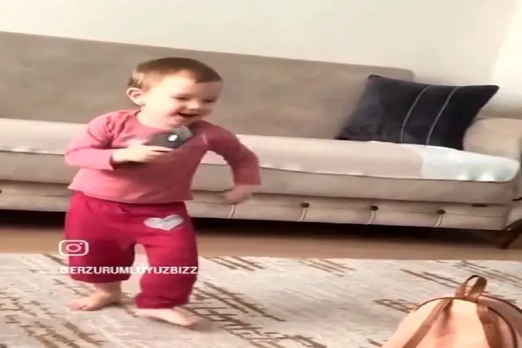 آواز شاد؛ دینقیرا بچه خودش آهنگ پلی کرد رقصید انقد بلاست آدم تو زرنگیش میمونه