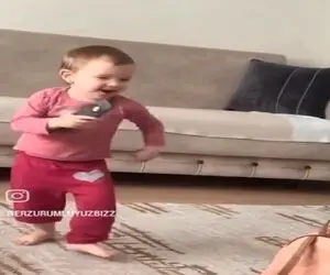 آواز شاد؛ دینقیرا بچه خودش آهنگ پلی کرد رقصید انقد بلاست آدم تو زرنگیش میمونه