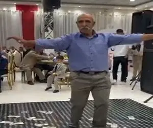 آواز شاد؛ پیرمردای همسن این آقا آرتروز دارن ولی ایشون گردنو180درجه تکون میده تو عروسی