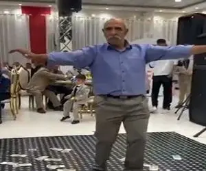 آواز شاد؛ پیرمردای همسن این آقا آرتروز دارن ولی ایشون گردنو180درجه تکون میده تو عروسی