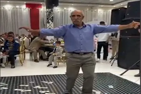 آواز شاد؛ پیرمردای همسن این آقا آرتروز دارن ولی ایشون گردنو180درجه تکون میده تو عروسی