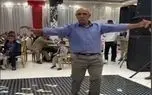 آواز شاد؛ پیرمردای همسن این آقا آرتروز دارن ولی ایشون گردنو180درجه تکون میده تو عروسی