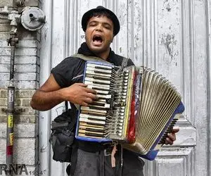 آواز بهجتی؛ پسره دوره گرد سوزدار آهنگ چگونه شکایت نکنم از دوری یار رو خوند فقط موتوری