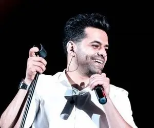 آواز عاشقانه؛ رضا بهرام با خوندن گل عشق تو کنسرتش غوغایی بپا کرد فقط دست و جیغ مردم