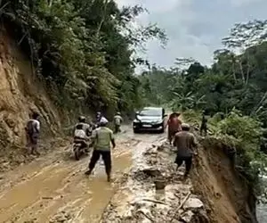 معماری طبیعت؛ شاید اگه جاده آسفالت بود این بلای وحشتناک سر کارگرا نمیومد